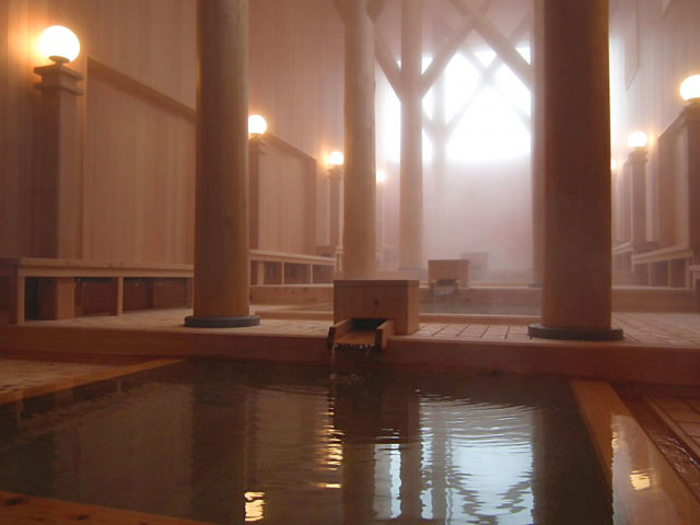 Interno di un onsen fatto con il legno - Watabi