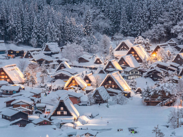 il villaggio di shirakawago dopo il tramonto sotto una coltre di neve