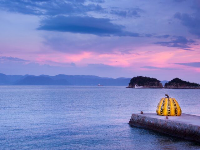 isola di naoshima al tramonto - yayoi kusama