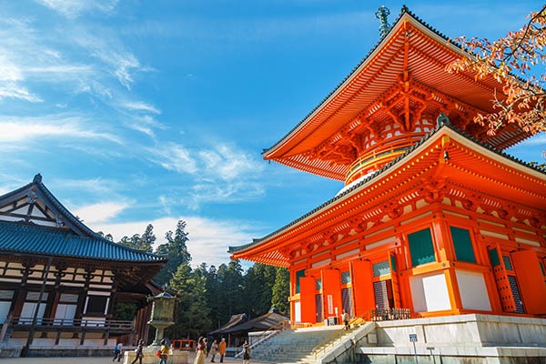 La rossa pagoda del tempio Kongobuji a Koyasan