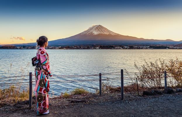 donna in kimono sul lago kawaguchi