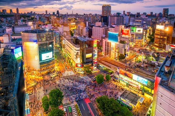 Shibuya scramble nel momento in cui migliaia di persone lo attraversano a Tokyo